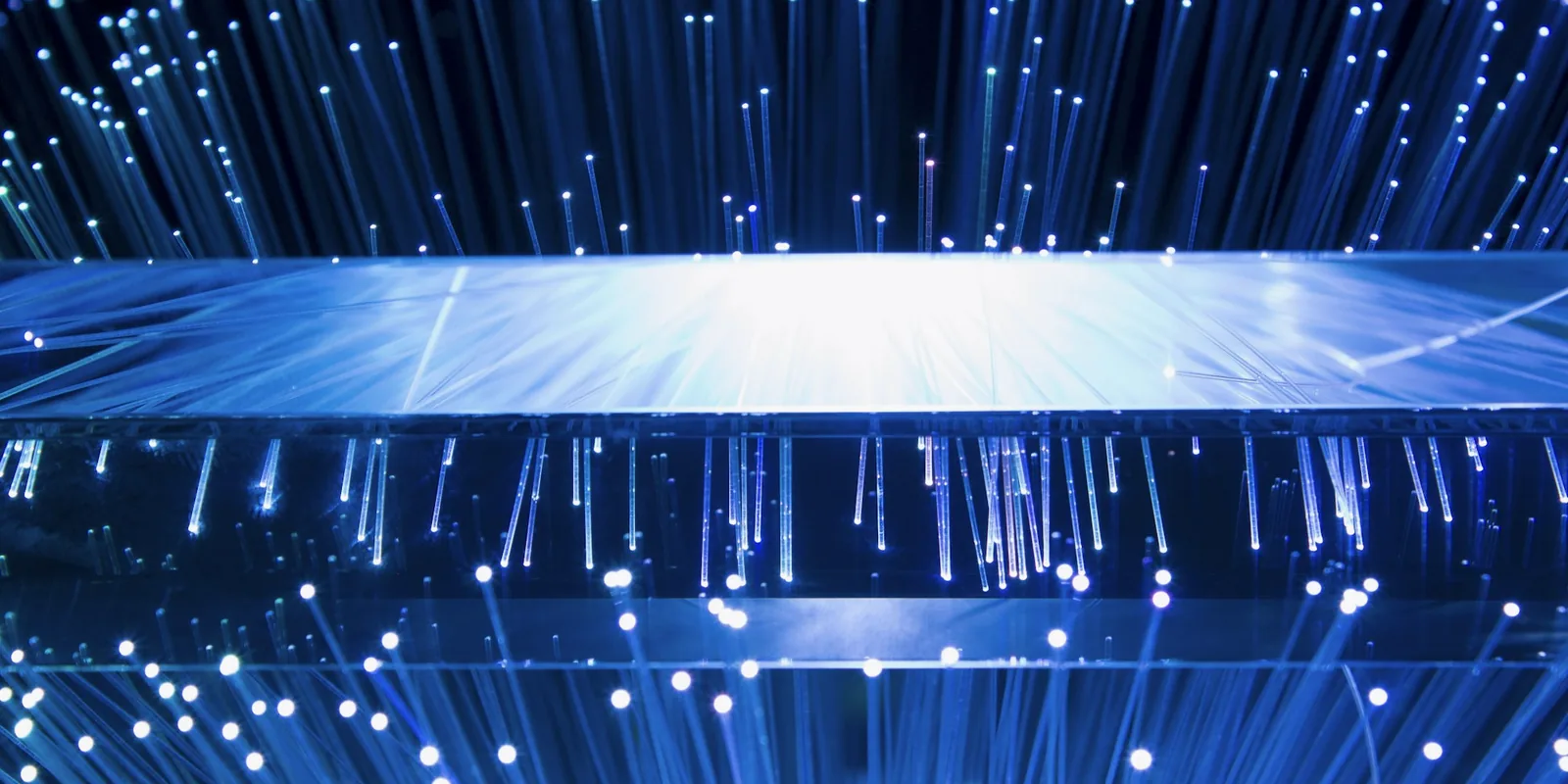 Des fibres optiques bleues lumineuses sur fond noir