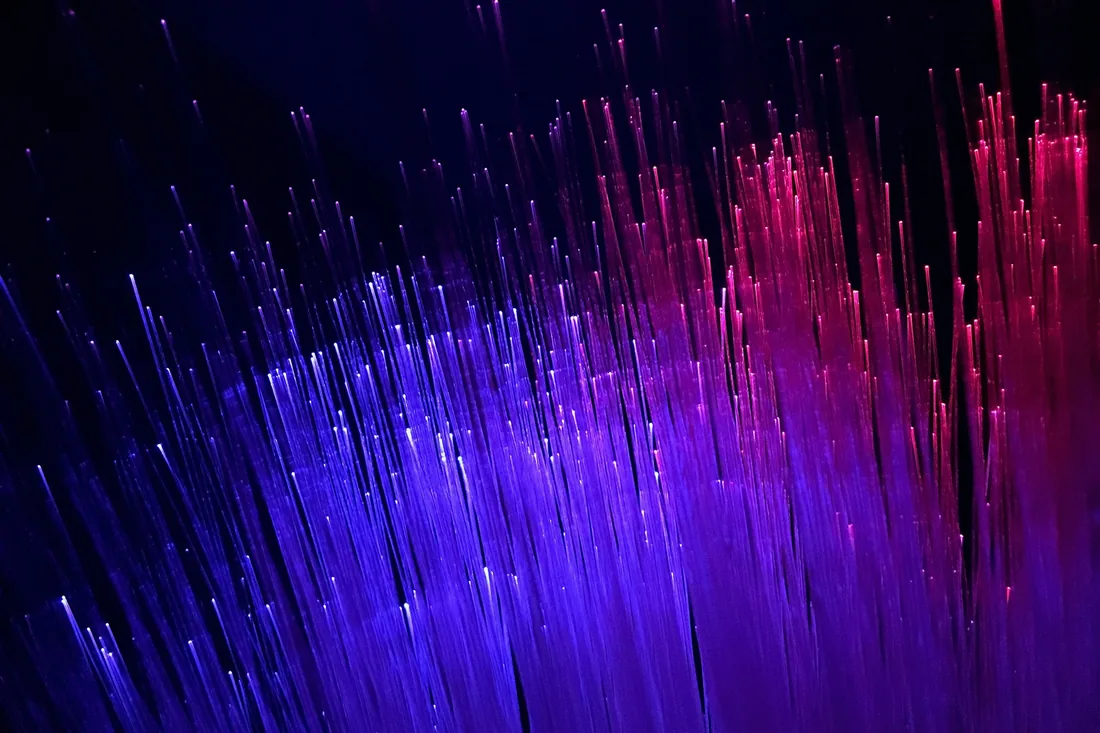 Fibres optiques lumineuses rose et violet