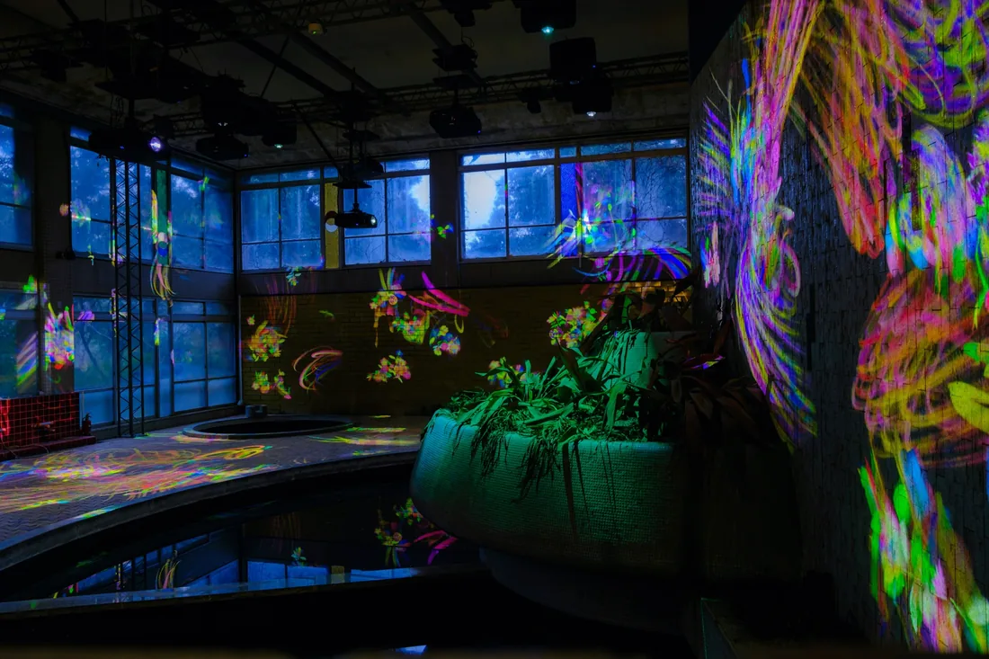 Une salle multisensorielle éclairée de lumières colorées
