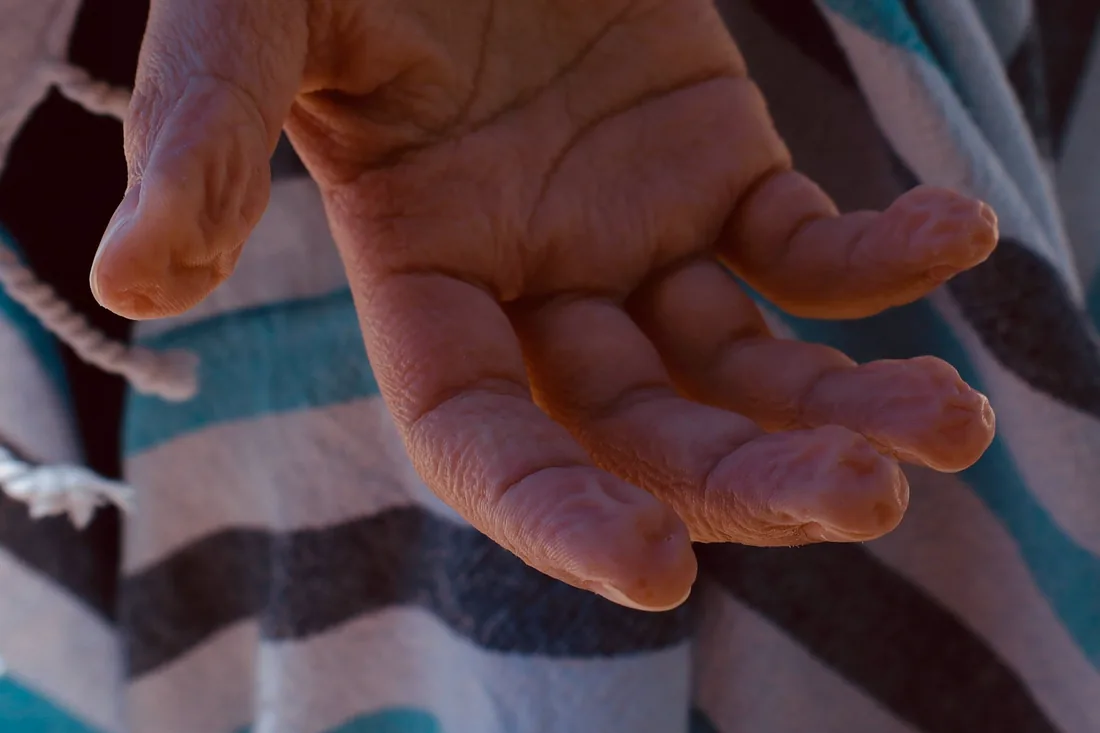Une main ouverte, paume vers le haut, dans une lumière douce