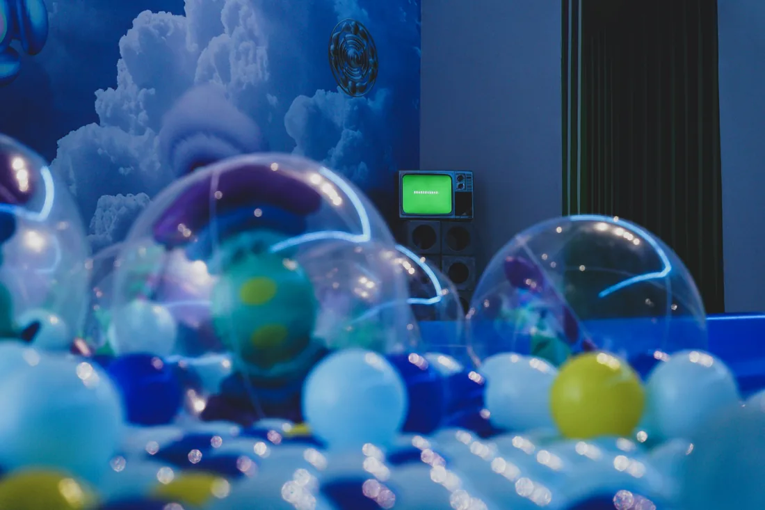 Des boules transparentes et colorées dans une salle aux lumières bleues